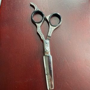 LARA thinning shears.